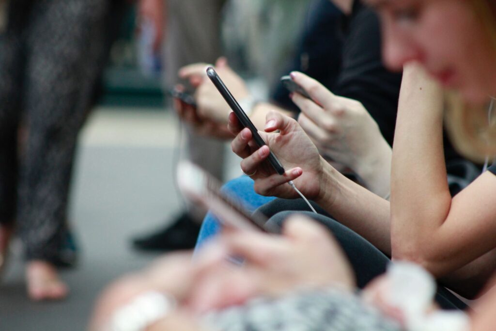Zdjęcie ludzi trzymających telefony w dłoniach